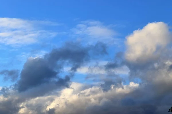 Interessante Weiße Und Dunkle Gemischte Wolkenformationen Blauen Himmel Frühling — Stockfoto