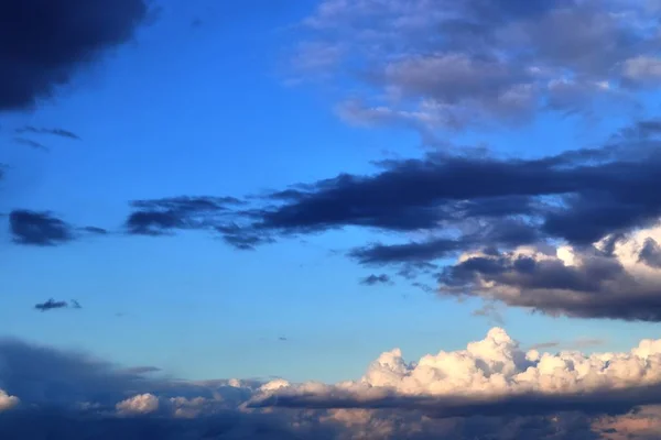 Ciekawe Biały Ciemny Mieszanych Formacji Chmura Błękitne Niebo Wiosną — Zdjęcie stockowe