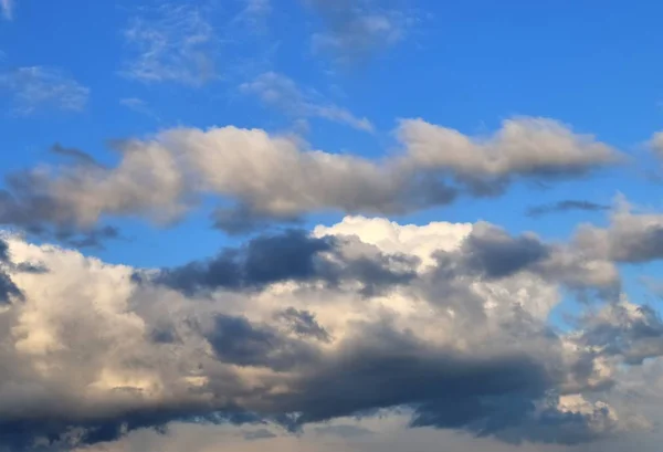 Interessante Weiße Und Dunkle Gemischte Wolkenformationen Blauen Himmel Frühling — Stockfoto