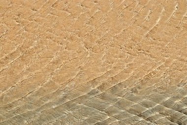 Dalgalar ve dalgalar ve bazı yansımaları ile yüzen su yüzeyini kapatın