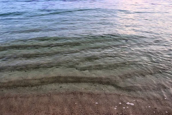 波紋と波といくつかの反射で浮水のクローズアップ表面 — ストック写真