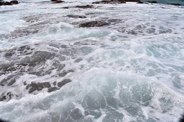 Nahaufnahme Schwimmender Wasseroberfläche Mit Wellen Und Wellen Und Einigen Reflexionen — Stockfoto