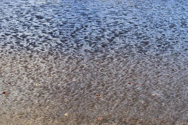 Nahaufnahme Schwimmender Wasseroberfläche Mit Wellen Und Wellen Und Einigen Reflexionen — Stockfoto