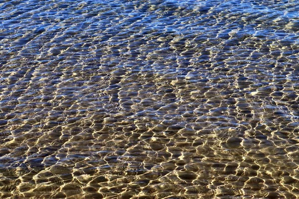 Nahaufnahme Schwimmender Wasseroberfläche Mit Wellen Und Wellen Und Einigen Reflexionen — Stockfoto