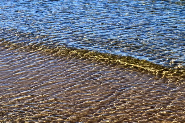 Nahaufnahme Schwimmender Wasseroberfläche Mit Wellen Und Wellen Und Einigen Reflexionen — Stockfoto