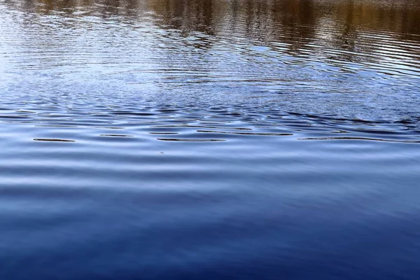 Закрыть Поверхность Плавающей Воды Рябью Волнами Некоторыми Отражениями — стоковое фото