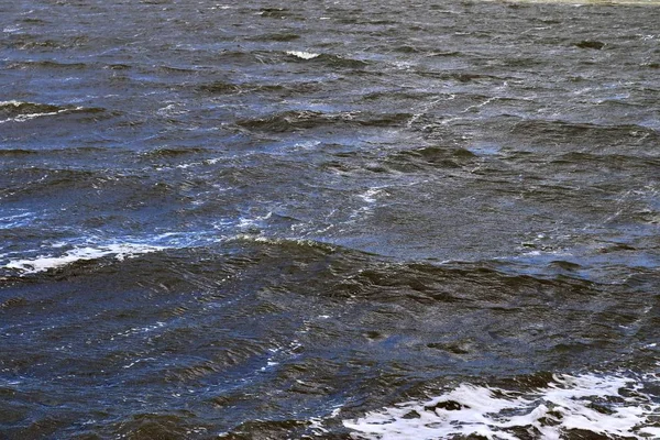 Close Oppervlak Van Drijvend Water Met Rimpelingen Golven Enkele Reflecties — Stockfoto