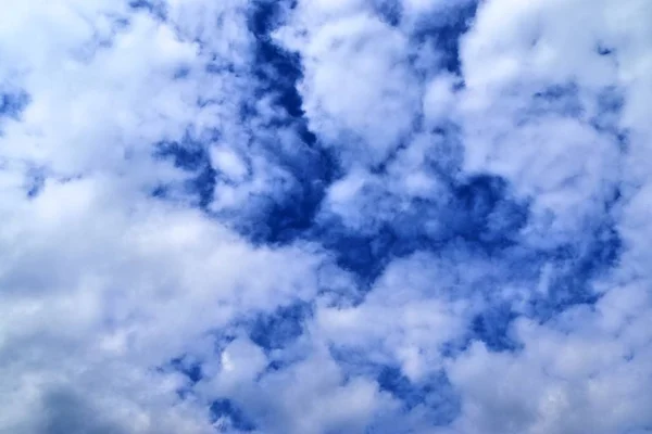 Белые Пушистые Облака Темно Синем Небе Высоком Разрешении Видны Северной — стоковое фото