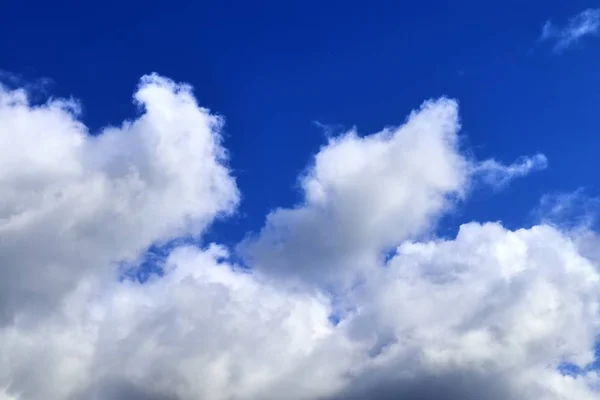 Beaux Nuages Blancs Duveteux Sur Ciel Bleu Profond Haute Résolution — Photo