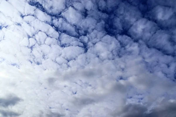 美丽的白色蓬松云在深蓝的天空在高分辨率看到在北欧 — 图库照片