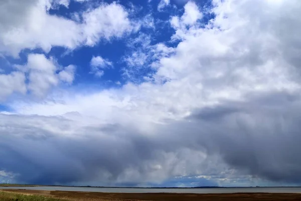 Nuvens Fofas Brancas Bonitas Céu Azul Profundo Alta Resolução Visto — Fotografia de Stock