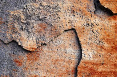 Yüksek çözünürlükte çatlak ve yıpranmış beton duvarların detaylı yakın yüzeyi