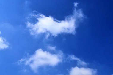 Güneşli bir günde derin mavi gökyüzünde güzel beyaz bulut oluşumları