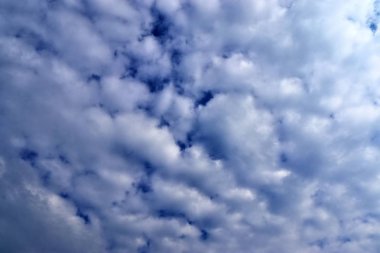 Güneşli bir günde derin mavi gökyüzünde güzel beyaz bulut oluşumları