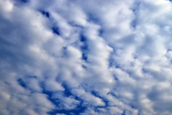 Hermosas Formaciones Nubes Blancas Cielo Azul Profundo Día Soleado — Foto de Stock