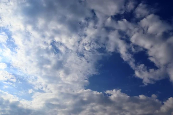 Prachtige Witte Wolkenformaties Een Diepblauwe Hemel Een Zonnige Dag — Stockfoto