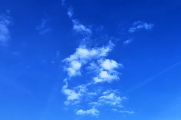 Belles Formations Nuages Blancs Dans Ciel Bleu Profond Par Une — Photo