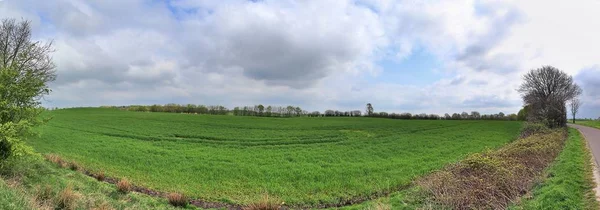 Ohromující Panorama Severní Německé Zemědělské Krajiny Slunečného Dne Bílými Útvary — Stock fotografie