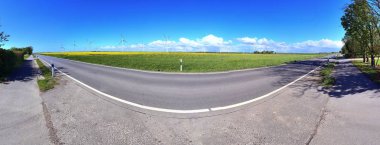 Mavi gökyüzünde beyaz bulut oluşumları ile güneşli bir günde kuzey Almanya tarım arazisinin çarpıcı yüksek çözünürlüklü panoraması