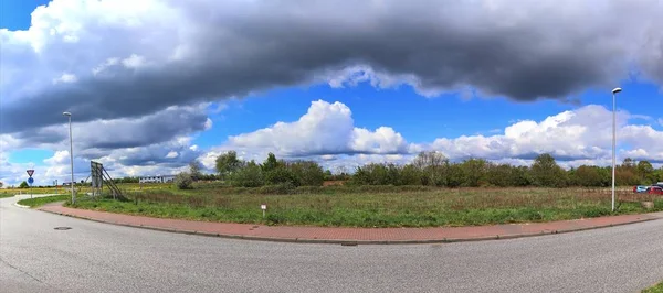青空に白い雲の形成と晴れた日に北ドイツの農業風景の見事な高解像度のパノラマ — ストック写真