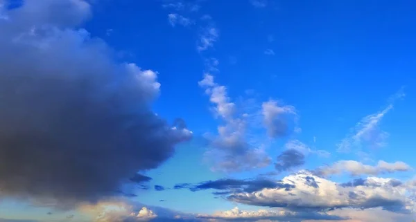 Atemberaubendes Farbenfrohes Himmelspanorama Bei Sonnenuntergang Mit Wunderschönen Wolkenformationen Hoher Auflösung — Stockfoto
