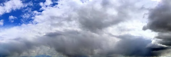 Deslumbrante Panorama Colorido Céu Por Sol Mostrando Belas Formações Nuvens — Fotografia de Stock