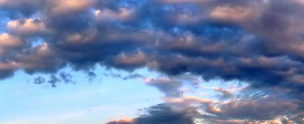 Deslumbrante Panorama Colorido Céu Por Sol Mostrando Belas Formações Nuvens — Fotografia de Stock