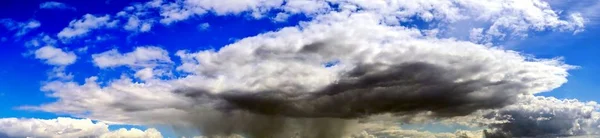Потрясающая Красочная Панорама Неба Закате Показывающая Прекрасные Образования Облаков Высоком — стоковое фото