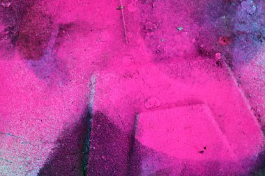 Yüksek çözünürlüklü eski çatlak beton duvarlarda renkli grafiti boya doku yakın