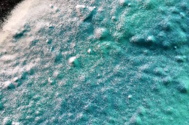 Yüksek çözünürlüklü eski çatlak beton duvarlarda renkli grafiti boya doku yakın