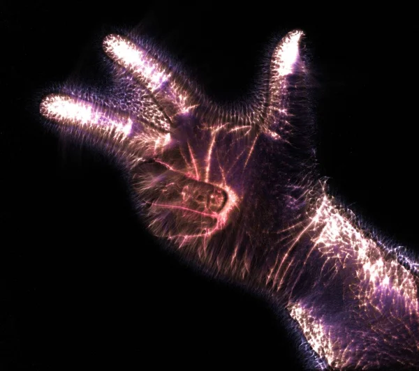 男性の手の青と紫の色で輝くキリアンコロナオーラ写真 — ストック写真