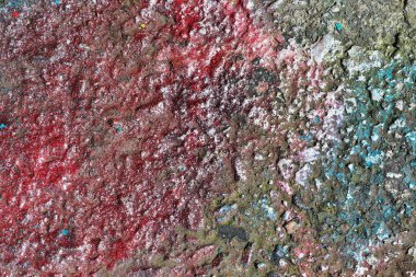 Kırmızı mavi mor ve gümüş conrete ve tuğla duvarlarda renkli grafiti boya yüksek çözünürlüklü doku