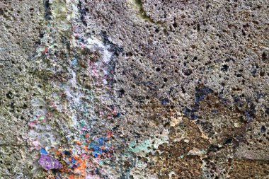 Kırmızı mavi mor ve gümüş conrete ve tuğla duvarlarda renkli grafiti boya yüksek çözünürlüklü doku