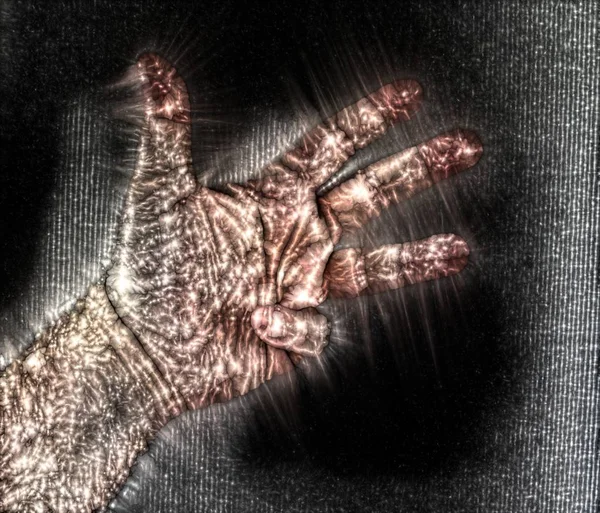 美しい輝くエネルギーを示す男性の手のキリアンコロナオーラ写真 — ストック写真