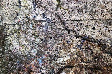 Yüksek çözünürlükte beton ve çimento duvarlara püskürtülen renkli boyanın yakın yüzeyi