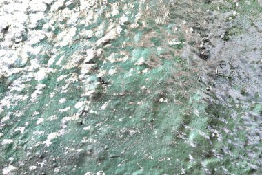 Yüksek çözünürlükte beton ve çimento duvarlara püskürtülen renkli boyanın yakın yüzeyi