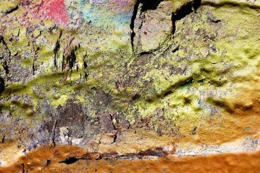 Yüksek çözünürlükte beton ve çimento duvarlara püskürtülen renkli boyanın yakın yüzeyi