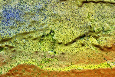 Yıpranmış beton duvarlarda renkli peeling püskürtülür boya ayrıntılı yakın yüzey