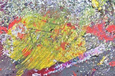 Eski ve yıpranmış beton duvarlarda renkli boya sıçramaları