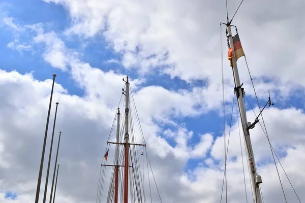 Alter Segelschiffmast Und Seil Kiel Hafen Einem Sonnigen Tag — Stockfoto