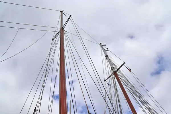 阳光明媚的日子 基尔港的旧帆船桅杆和绳索 — 图库照片
