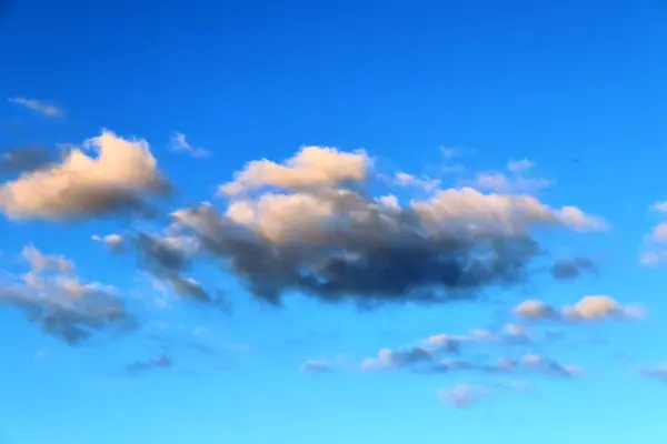 Formations Nuageuses Mixtes Calmes Belles Sur Ciel Bleu Profond Magnifique — Photo