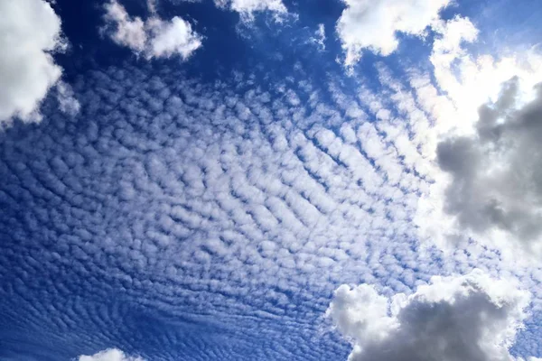 見事な深い青空に穏やかで美しい混合ふわふわの雲の形成 — ストック写真