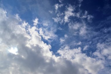 İlkbaharda çekilen mavi gökyüzünde güzel beyaz kabarık bulut oluşumları