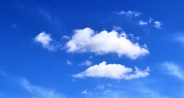 İlkbaharda çekilen mavi gökyüzünde güzel beyaz kabarık bulut oluşumları