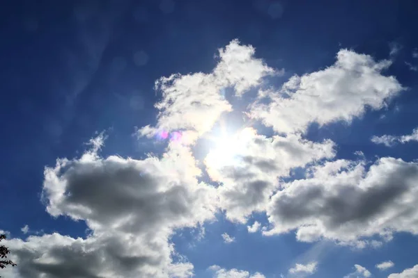 Beaufitul Снимки Солнца Световыми Лучами Вспышки Голубом Небе Некоторыми Облаками — стоковое фото