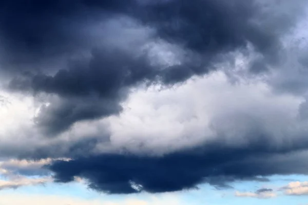 在雷暴之前在天空中形成的乌云 — 图库照片