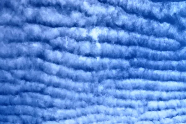深い青空に美しい巻雲の形成 — ストック写真