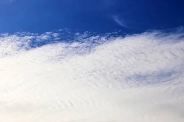 深い青空に美しい巻雲の形成 — ストック写真