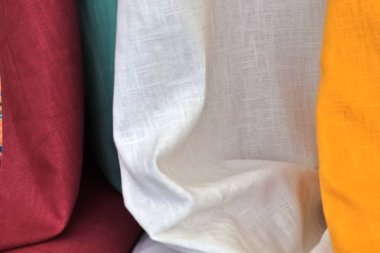 Katlanmış renkli kumaş ve tekstil yüzeyini kapatın ve yüksek çözünürlükte kapatın